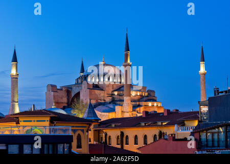 ISTANBUL TÜRKEI DIE HAGIA SOPHIA GEBÄUDE UND MINARETTE in der Dämmerung Stockfoto