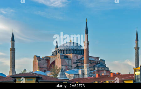 ISTANBUL TÜRKEI DIE HAGIA SOPHIA GEBÄUDE UND MINARETTE am frühen Abend Stockfoto