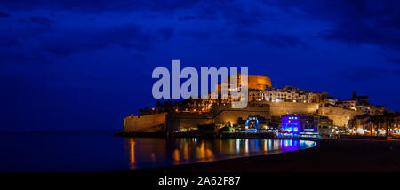 Panorama-Blick auf Peñiscola, eines der schönsten Dörfer des spanischen mittelmeers. COMUNITANT Valenciana, Spanien. Stockfoto