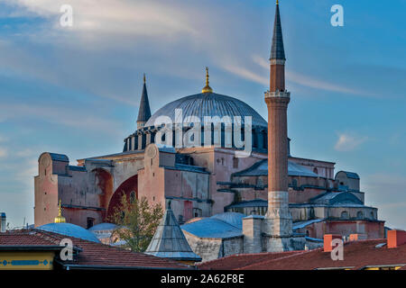 ISTANBUL TÜRKEI DIE HAGIA SOPHIA GEBÄUDE UND MINARETTE AM ABEND Stockfoto