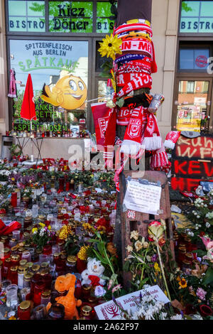 Halle (Saale) Deutschland Angriff Fast food Ort, wo man der Opfer getötet wurde, Kevin S, Blumen Kerzen Speicher Stockfoto