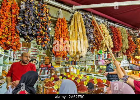 ISTANBUL TÜRKEI DER GEWÜRZMARKT MISIR CARSISI oder getrocknete Pilze und CHILIS ZUM VERKAUF Stockfoto