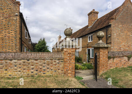 Zwei Reihen von 17. Jahrhundert Armenhäuser in dem Dorf Ravenstone, Buckinghamshire, UK; durch Heneage Finch gebaut, 1. Earl of Nottingham. Stockfoto