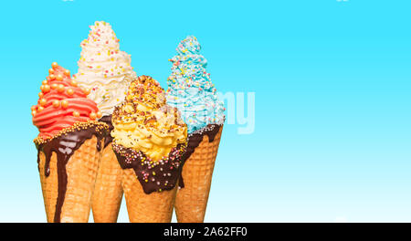 Eine Reihe von Curly und bunte Eis mit Streuseln. Kegel mit Schokoladenüberzug mit Süßigkeiten Zusatzstoffe eingerichtet. Kostenlose Kopie Platz für Untertitel Stockfoto
