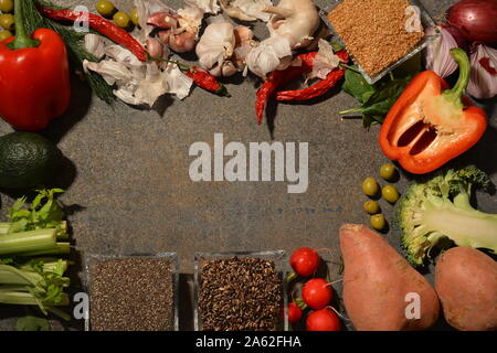 Farbenfroh und frisches Gemüse in einem Kreis angeordnet. Bild von nährstoffreichen Lebensmittel. Bestandteil der Vorbereitung der gesunde Mahlzeit. Lifestyle geeignet. Stockfoto