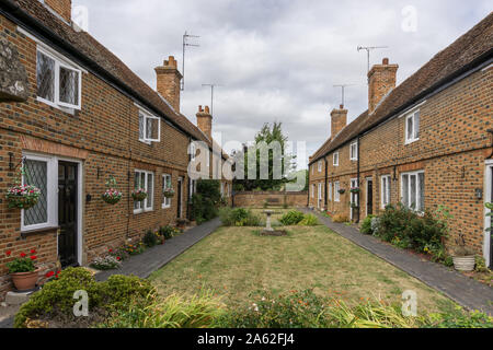 Zwei Reihen von 17. Jahrhundert Armenhäuser in dem Dorf Ravenstone, Buckinghamshire, UK; durch Heneage Finch gebaut, 1. Earl of Nottingham. Stockfoto