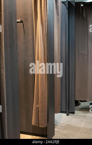 Fashion Boutique Innenraum, Montage Zimmer. Der Kunde änderungen Kleidung im Ankleidezimmer Stockfoto