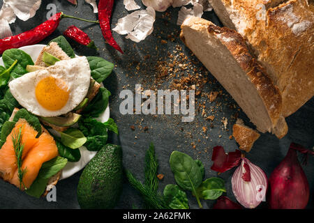 Sauerteigbrot ist auf dem Tisch. Gemüse handelt es sich um geordnet. Eier und Lachs liegen auf der Sandwiches. Bild von nährstoffreichen Lebensmittel. Stockfoto