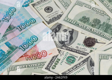 Us-dollar und der russische Rubel close-up Hintergrund mit selektiven Fokus. Stockfoto