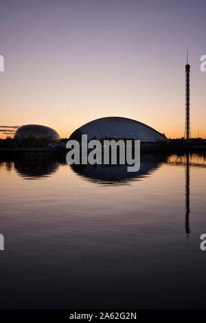 Den Fluss Clyde in Glasgow, in der Nähe von Finnieston, zeigt von links nach rechts: Cineworld, Glasgow Science Centre, Glasgow Tower. Stockfoto