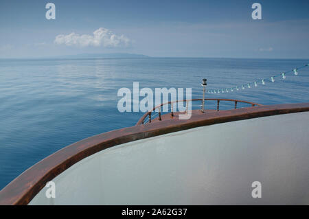 Ein minimalistisches Aussicht auf den tropischen Meer mit dem Himmel und weißen Wolken vom Boot aus. Direkt kombiniert eine besondere Atmosphäre schaffen. Stockfoto