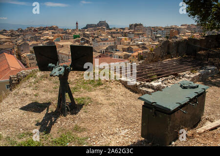 Panoramablick Luftaufnahme der Stadt Korfu Kerkyra von oben. Bunte Stadt Gebäude in einem weichen Schatten von Pastell füllen Sie den Rahmen. Urlaubsort. Stockfoto