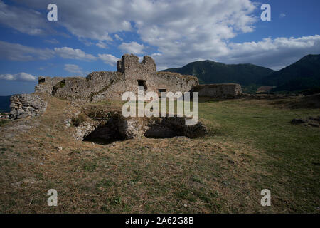 Mendenitsa Schloss, Griechenland, in der Nähe der Thermopylen. Auch als Bodonitsa Schloss bekannt. Griechisch: Κάστρο Μενδενίτσας Stockfoto