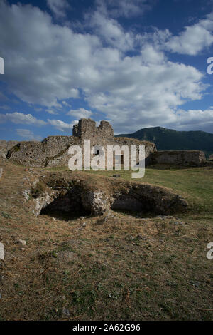 Mendenitsa Schloss, Griechenland, in der Nähe der Thermopylen. Auch als Bodonitsa Schloss bekannt. Griechisch: Κάστρο Μενδενίτσας Stockfoto