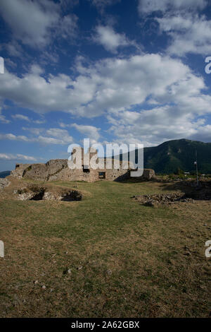 Mendenitsa Schloss, Griechenland, in der Nähe der Thermopylen. Auch als Bodonitsa Schloss bekannt. Griechisch: Κάστρο Μενδενίτσας Stockfoto