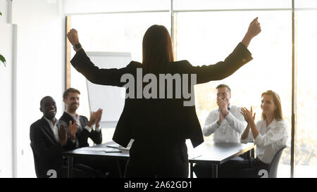 Weibliche Führer motivieren Team mit guten Nachrichten erhalten Applaus Stockfoto