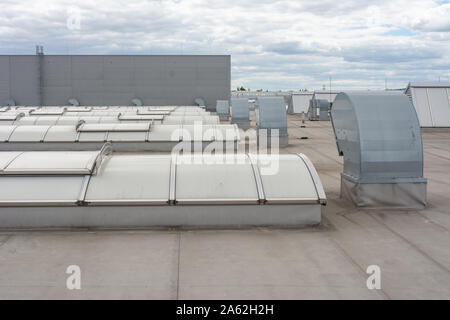 Flachdach mit vielen großen Oberlichter und Hydro Isolierung Membranen auf moderne Industriehalle oder Gebäude Stockfoto
