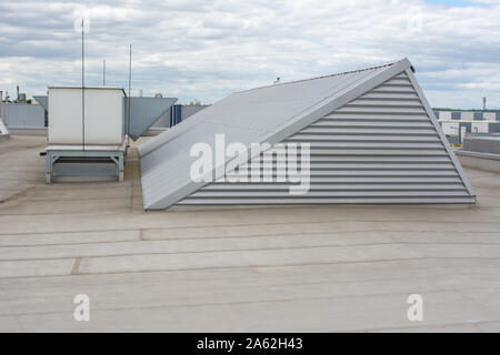 Flachdach mit vielen großen Oberlichter und Hydro Isolierung Membranen auf moderne Industriehalle oder Gebäude Stockfoto