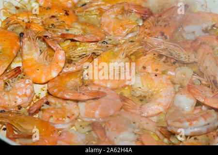 neue Golf-Garnelen mit Knoblauch in Olivenöl gebraten Stockfoto