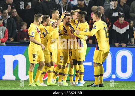 Prag, Tschechische Republik. 23 Okt, 2019. Lionel Messi (Barcelona), Mitte, feiert ersten Ziel während der Fußball Champions League, Gruppe F, 3. Runde, match SK Slavia Praha vs FC Barcelona, am 23. Oktober 2019, an der Sinobo Stadion in Prag, Tschechische Republik. Credit: Roman Vondrous/CTK Photo/Alamy leben Nachrichten Stockfoto