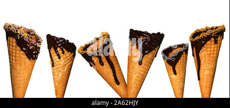 Eine Reihe von leeren Wafer Kegel für Eis auf einem weißen Hintergrund isoliert. Kegeln in Schokolade getauchten Glasur mit Streuseln und Toppings perfekt für Eis c Stockfoto