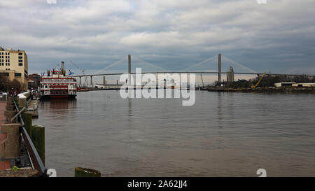 Talmadge Memorial Bridge Überqueren der Savannah River in der Savanne Stockfoto