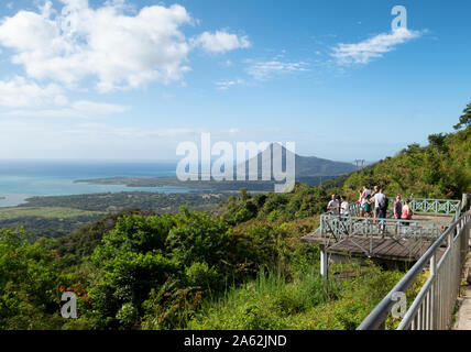 Mauritius reisen; Touristen am Chamarel Aussichtspunkt im Süden von Mauritius an Tourelle du Tamarin peak der Küste Landschaft und Meer, Mauritius Stockfoto