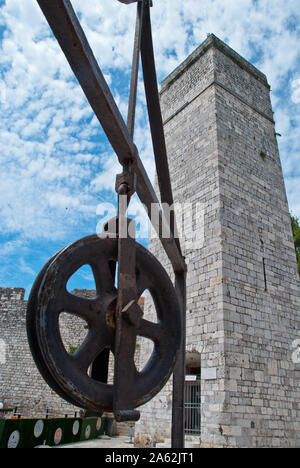 Zadar, Kroatien: der Platz der fünf Brunnen (Trg Pet bunara) Captain's Tower (Kroatische. "Kapetanova Kula)' Stockfoto