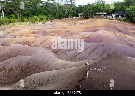 Chamarel Mauritius Tourismus; Touristen am 7 farbigen Erden suchen - Ergebnis der vulkanischen Aktivität auf die mauritische Landschaft, Chamarel, Mauritius Stockfoto