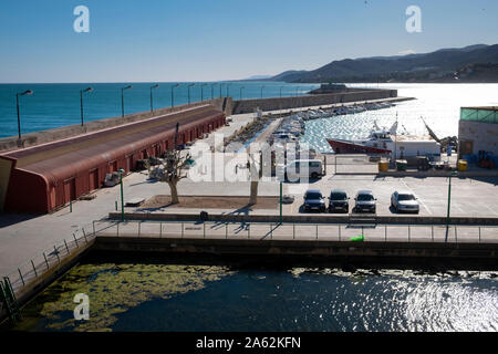 Wellenbrecher Eingang zum Fischereihafen in Peniscola in Spanien Stockfoto