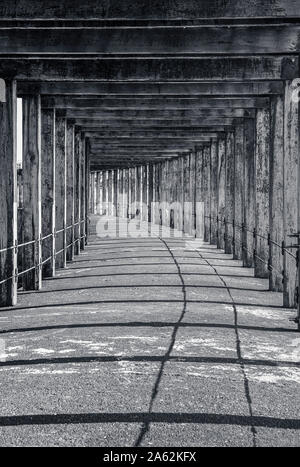 Holz- kolonnade Gehweg unter dem Pier in Whitby Stockfoto