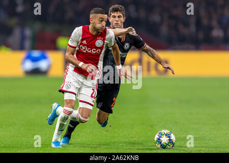 Amsterdam, Niederlande. 23 Okt, 2019. AMSTERDAM, 23-10-2019, Johan Cruijff Arena, Champions League Saison 2019/2020 Spieler von Ajax Hakim Ziyech, Spieler des FC Chelsea Christian Pulisic während des Spiels Ajax-Chelsea Credit: Pro Schüsse/Alamy leben Nachrichten Stockfoto