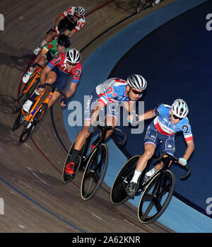 Frankreichs Bryan Coquard und Donavamn Grondin bei Tag zwei Der phynova 6 Tage Radfahren an Lee Valley VeloPark, London. Stockfoto