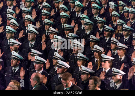 Zentrale Vereidigung von 2300 Kommissar Kandidaten der Polizei NRW, in der Lanxess Arena in Köln, vor mehr als 8000 Zuschauern, Stockfoto