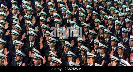 Zentrale Vereidigung von 2300 Kommissar Kandidaten der Polizei NRW, in der Lanxess Arena in Köln, vor mehr als 8000 Zuschauern, Stockfoto