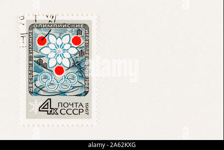 SEATTLE, Washington - 5. Oktober 2019: Sowjetunion Briefmarke mit den Olympischen Winterspielen 1968 in Grenoble Emblem, Scott #3368 Stempel 1967 ausgestellt. Stockfoto