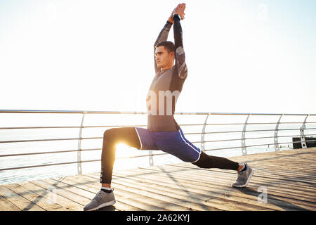 Yogi mann Üben Yoga Übungen bei Sonnenaufgang Stockfoto