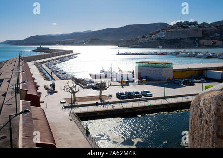 Wellenbrecher Eingang zum Fischereihafen in Peniscola in Spanien Stockfoto