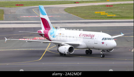 Düsseldorf, Deutschland - 26. MAI 2019: Eurowings Airbus A 319-132 (CN 5467) Taxi im Flughafen Düsseldorf. Stockfoto