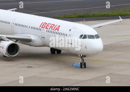 Düsseldorf, Deutschland - 26. MAI 2019: Iberia Airbus A 321-212 (CN 1021) Taxi im Flughafen Düsseldorf. Stockfoto