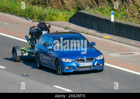 2014 blau BMW 320D M SPORT Touring Auto abschleppen Fahrrad Anhänger; Großbritannien Verkehr, Transport, moderne, Limousinen, Süd - auf die 3 spurige Autobahn M6 Autobahn gebunden. Großbritannien Stockfoto