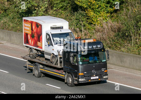 Sainsburys on-line Home Delivery Vehicle on Recovery Truck; Spedition Delivery Trucks, LKW, Transport, LKW, Lebensmittel-Fracht, Mercedes Benz van Lieferung, gewerbliche Transportindustrie, Supply Chain Fracht, auf der M6 in Lancaster, Großbritannien Stockfoto