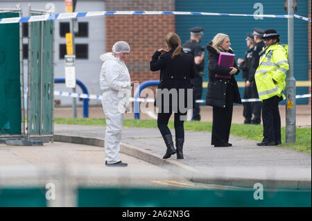 Essex, UK. 23. Okt 2019. Polizisten arbeiten an der Szene wo 39 Einrichtungen, die in einem versandverpackung an Waterglade Industrial Park, Essex, Großbritannien gefunden wurden, am Okt. 23, 2019. Die Leichen von 39 Menschen wurden am Mittwoch in einen Transportbehälter in einem Industriepark in Essex, die Grafschaft London an der Grenze gefunden, Polizei bestätigt. (Foto von Ray Tang/Xinhua) Quelle: Xinhua/Alamy leben Nachrichten Stockfoto