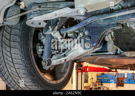 Auto Rad und Fahrwerk detail hob Auto Mit dem Auto Service station Stockfoto