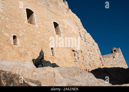 Die Burg von Peniscola in Spanien mit der Bronzestatue des Papstes mit Tiara Stockfoto