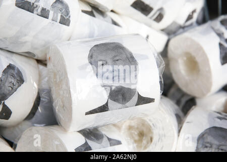 London, Großbritannien. 23 Okt, 2019. Donald Trump Toilettenpapier auf Verkauf in Westminster, London. Quelle: Steve Taylor/SOPA Images/ZUMA Draht/Alamy leben Nachrichten Stockfoto