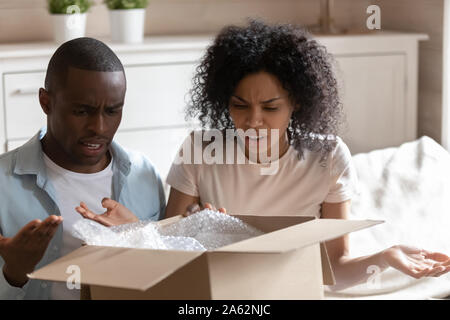 Wütend tausendjährigen afrikanischen amerikanischen verheiratet Ehepartner erhalten beschädigt. Stockfoto