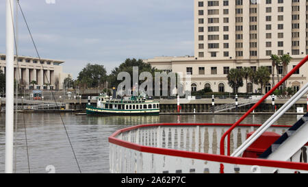 Fähre neben vor Westin Savannah Harbor Hotel Stockfoto