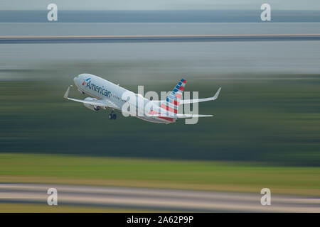 Tampa Bay, Florida. August 15, 2019. American Airlines Flugzeug Abflug vom Internationalen Flughafen Tampa Stockfoto