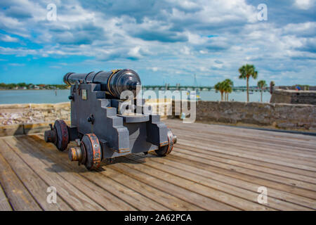 St. Augustine, Florida. 30. Mai 2019. Kanone auf gundeck im Castillo de San Marcos Fort an Floridas historischen Küste. Stockfoto